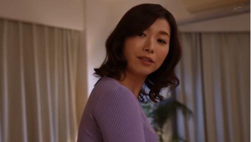 【人妻】美熟女母が息子の友達と不倫関係!夫と息子に内緒に自宅でハメまくり喘ぎまくりの淫乱妻!