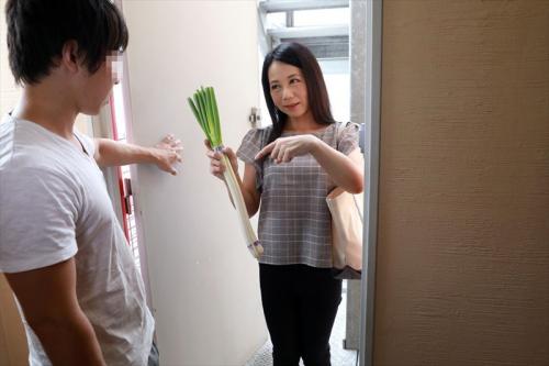 風邪でバイトを休んだボクを見舞いに来てくれたパートのおばさんと中出しセックス!