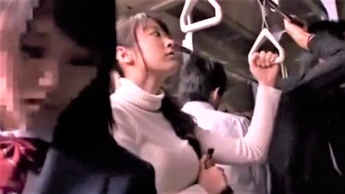 【痴漢】痴漢が満員電車内でJKと女子大生にワイセツ行為!勃起チンポ押し付ける!身動きできず恐怖で声も・・