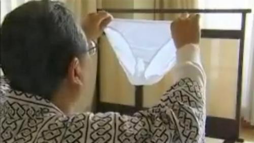 息子の嫁の脱ぎ捨てたパンティを盗んだ義父!それを見て嫁のマンコを想像しちんぽを勃起させる変態男!