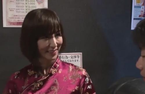 【澤村レイコ】チャイナ服の美熟女ピンサロ嬢が店に内緒の生ハメSEX!客のデカチン挿入でイクイク連発♡