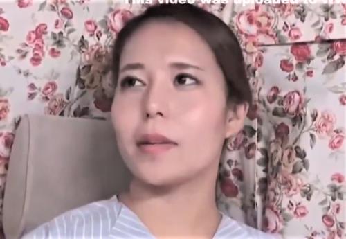 【人妻ナンパ】夫一筋を貫いてきたセレブ妻が他人の極太チンポみて豹変!男に跨ると緩急つけた腰振りで快感に身悶える!