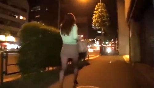 夜間に帰宅中のOLが尾行した痴漢に襲われレイプ!倉庫に連れ込まれ男達に輪姦される!