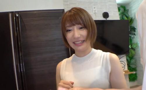 【人妻ナンパ】ショートカットの清楚な美人奥さんをゲット!自宅に招かれキッチンでパンティをずらし 挿入し中出しセックス