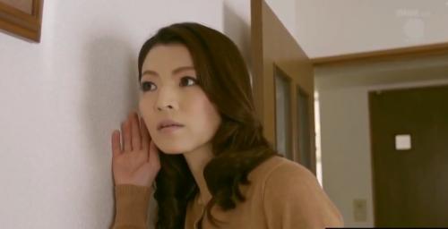 【小花まなみ】隣の部屋からの喘ぎ声を偶然聞いた人妻!隣人の男が自分の浮気がバレると思い人妻を襲いレイプ!