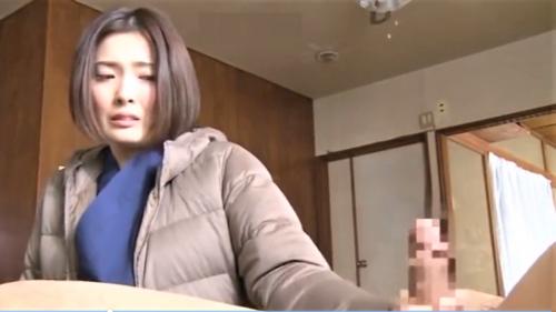 【人妻レイプ】美人妻の交通事故トラブルで男が謝罪にちんぽの手コキを要求!結局中出しセックスをする羽目になる妻