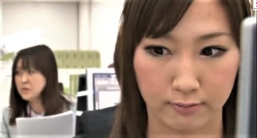 契約社員の美人OLを正社員の男が立場を利用して犯しちゃった! 激しい手マンで無理やりイカせられる!