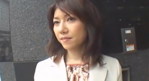 【白鳥美鈴】普段は貞淑な美熟女だがいったんエロのスイッチが入ればとことん淫乱女になってチンポをむさぼりつくすスケベ女!