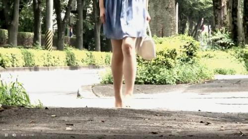 金融屋に呼ばれた多重債務の人妻。借金額が多いので返済するには風俗が嫌ならヌードモデルしかないといわれしぶしぶ全裸になるのだが・・