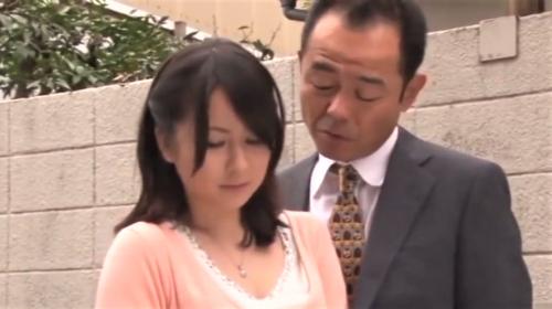 【人妻NTR】人妻の買い物の帰りを待ち伏せして家まで行こうと無理強いする亭主の上司!秘密を握られ言いなりになる人妻!