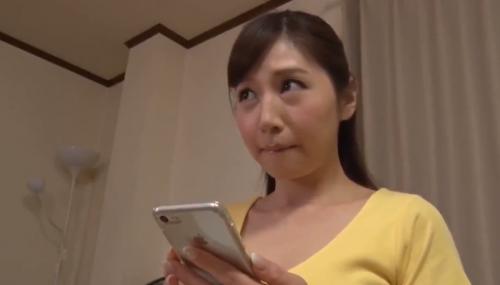 息子の友達から誘いのラインが来て興奮する美熟女!息子に分からないように部屋に誘い激しいセックス!