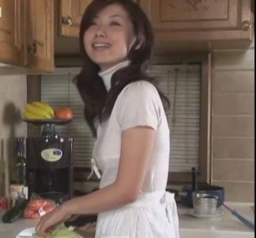 【人妻レイプ】元教師の美人妻が生徒だった男に恨みからレイプ!自宅に押し入り中出しセックス!
