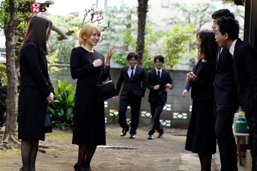 【人妻ナンパ】法事で7年ぶりに再会した同級生たちに酔わされ輪姦された金髪喪服ギャル!連続中出しに子宮痙攣絶叫!