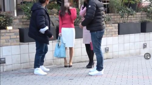 【熟女】海外旅行で知り合ったという仲良し美熟女2人をナンパ! 手マンで発情しマン汁ドバーからフェラ＆ナマハメ絶頂イキ!
