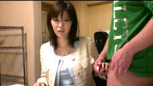 【人妻NTR) 借金苦の人妻が裏撮影会で返済!まさかの本番あり人妻コスプレ撮影会