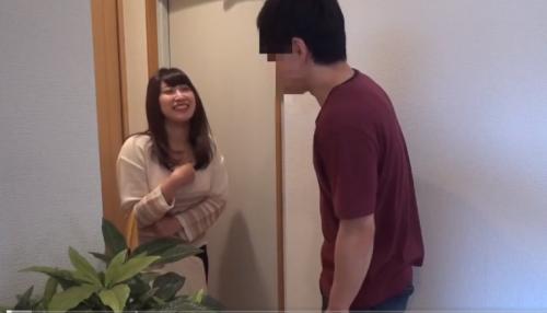 【人妻】シングルファザーの家に裁縫の手伝いに来た近所の人妻!男に突然押し倒され中出しセックス!