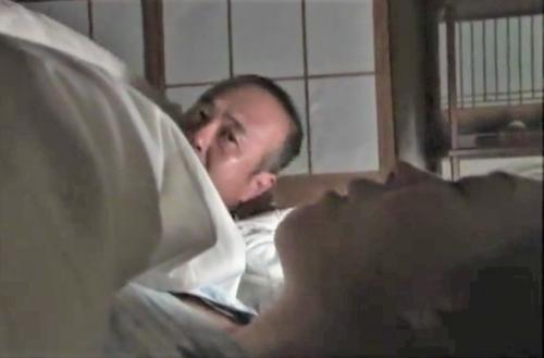 【ヘンリー塚本】いびきをかいて妻が寝るやいなや妻の妹の部屋に飛んでいき中出しセックスする夫!
