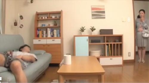 【熟女】「私がすっきりしてあげようか?」娘婿がセンズリしている途中で部屋に入ってきた熟女!不憫に思い中出しセックス!