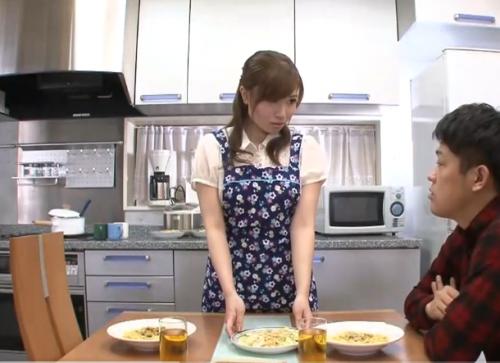 【人妻】義理の息子の性奴隷に堕ちた美人妻!父親がいないとすぐに義母の身体求めるエロ息子!