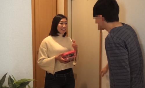 シングルファーザーに同情し差し入れを持ってきた近所の巨乳奥さん!男に誘惑されて手マンから激しい無許可中出しセックス!
