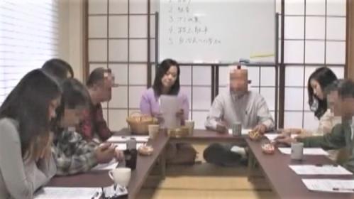 【人妻レイプ】町内会の会合が始まったが媚薬入りのお茶を奥さん達が飲んだことから状況は一変する!