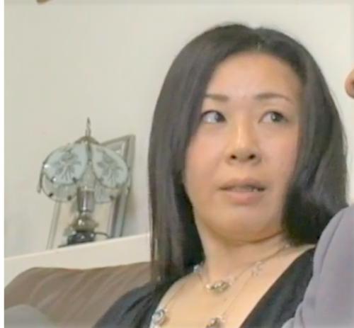 【ヘンリー塚本】社長が地位を悪用して部下の奥さんと中出しセックス!