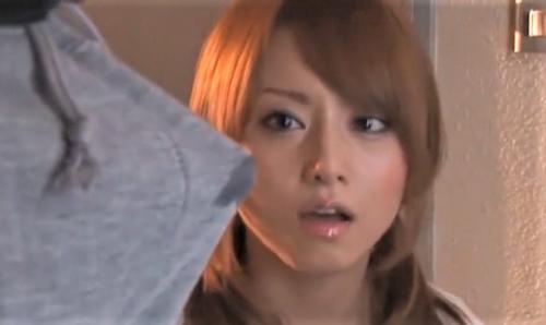 隣室の美女にズボンの膨らみを勃起ちんぽと誤解される。それをおかずにオナニー三昧のエロ変態女。吉沢明歩