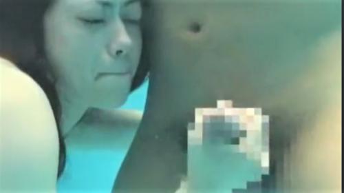 【北条麻妃】プールでスタイルの良い美人なお姉さんが男と潜水セックス!手コキで射精し手マンでイキ