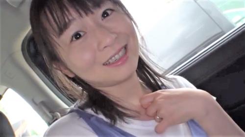 【人妻NTR】童顔の美人妻と不倫旅行！昨日の夜のセックスを思い出し車内でフェラするスケベ妻!