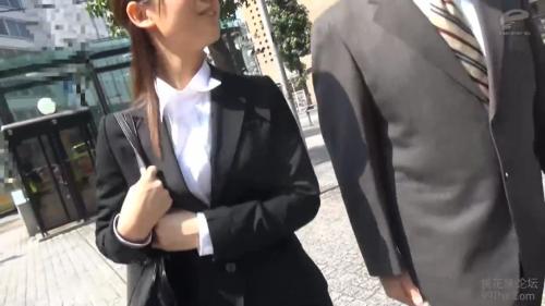 「中出しまでしちゃいました♡」会社の同僚の中年男と美人OLがクンニからフェラの後種付けセックス!