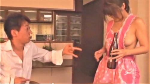 【人妻NTR】エプロン以外は裸で自宅にいるエロ人妻!自宅に来た夫の部下を亭主がいない時に誘惑し中出しセックスする淫乱妻