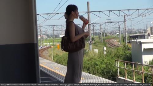 スレンダー美人!満員電車で痴漢にローターとチンポを同時挿入!膣奥Gスポットを直撃されイキまくり!