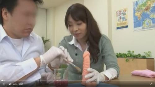 変態教室で熟女らが禁断の中出し母子性交で使用するコンドームを手作り!