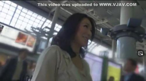 【人妻NTR】セックスレスで欲求不満の巨乳熟女妻と不倫旅行!電車内でおっぱい触らせ痴漢ごっこで興奮濡れまくり!