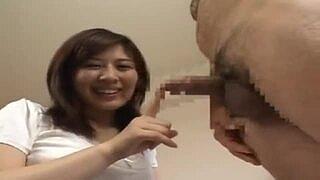 ＜熟女＞センズリチンコに興味深々！見るだけのはずが射精のお手伝いまでしちゃう淫乱熟女！！