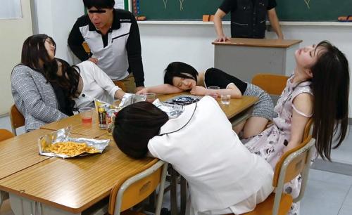 ＜睡眠姦　レイプ＞薬で意識を失った女性を舐め回し勃起チンコぶち込み中出しする鬼畜オヤジ！！