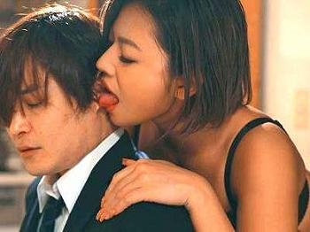 ＜今井夏帆＞親父の恋人と奇妙な同居生活で二人きりになると誘惑してくる派手な愛人とセックス！