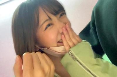 ＜素人　ナンパ＞居酒屋で働く美少女とホテルに着くなり玄関で即フェラ抜きさせちゃう！