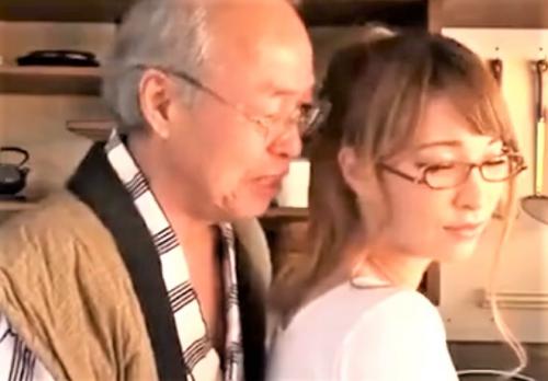 ＜ティア＞お年寄りの欲求に答える介護のお仕事でメガネハーフ美人がセックスしちゃう！