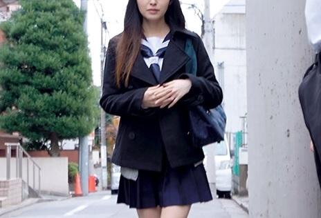 クラスの優等生は、ドS痴女！制服着衣で3P乱交セックスするパイパンマンコをピストン！