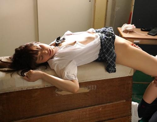 ＜月乃ルナ　昏睡レイプ＞変態教師に飲み物に薬を盛られ眠ったJKを体育倉庫で犯される！！