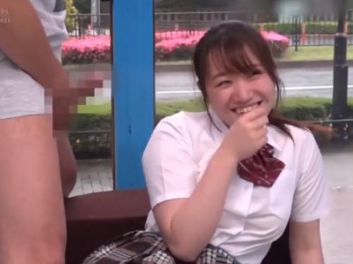チンコを見て嬉しそうな女子高生
