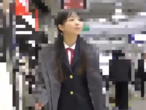 《近くまでお出かけ》が！？おめかしして電車に乗り込んだら運悪く痴漢に遭遇！！声も出せず抵抗むなしくオマンコ弄られ！！