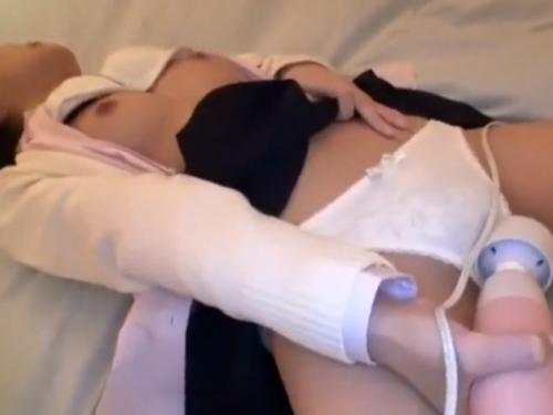 ◎オナニーで覚醒◎「みてぇ～！イクぅ～！」電マオナニーでイク快感を男に見せつけ犯された変態ロリJK、巨乳へ種付け挿入