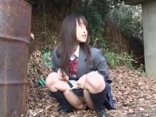 ロリ系女子校生がおしっこに我慢限界きて野外で放尿してたら陰で見ていた男に襲われ自分の身体でヤリたい放題で自我崩壊！！