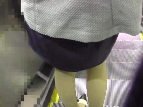◎盗撮◎美人のお姉さんが痴漢に襲われてしまう！エロい割れ目を少しずつ開拓し指に滴るマンコ汁！アナルまで弄っちゃう！