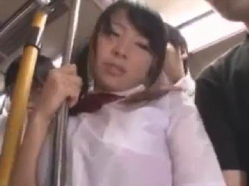 集団痴漢に遭遇してしまった汗っかきの巨乳少女！バスの揺れと勘違いしおっぱいを揉まれ脱がされ濡れた膣に入れ放題！！