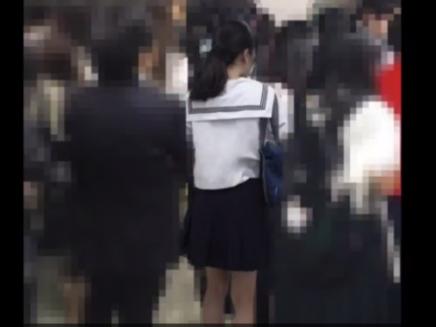 純粋思春期の女子高生の奇麗な身体が痴漢に遭ってしまう！スカートの中盗撮でブラずらされちっぱい弄りおまんこもぐちょぐちょ！
