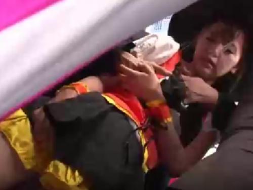 まさか自分が遭遇するとは思っていない！イベント帰りの女の子が痴漢に襲われ潮吹きしてちっぱいを揉まれながらチンコ挿入