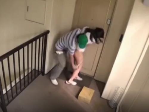 ◎玄関開けたら5分でレイプ◎宅配業者に化けたストーカーに犯される！家中逃げまといながら媚薬チンコでレイプされるロリ系人妻